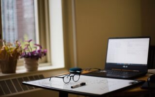 Læsebriller uden styrke – hvorfor vælger flere det?