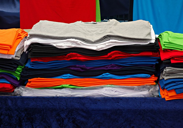 Sådan forvandler du gamle T-shirts til trendy tote bags